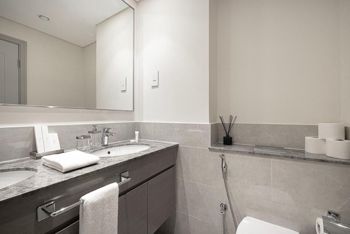 Spacious 1bedroom Study Steps From Mall Apartment *
